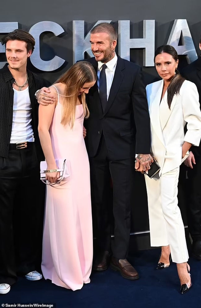 Cách David Beckham hôn con gái Harper gây phản ứng dữ dội - Ảnh 11.