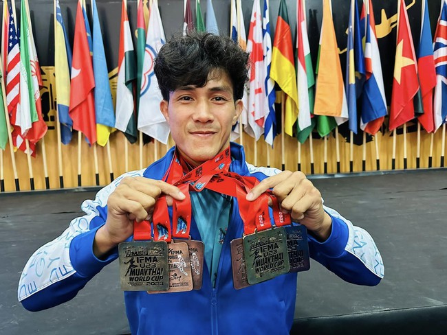 Nguyễn Trần Duy Nhất khoe huy chương vàng cực chất sau khi cùng đoàn muay Việt Nam thi đấu thành công tại giải thế giới  - Ảnh 2.