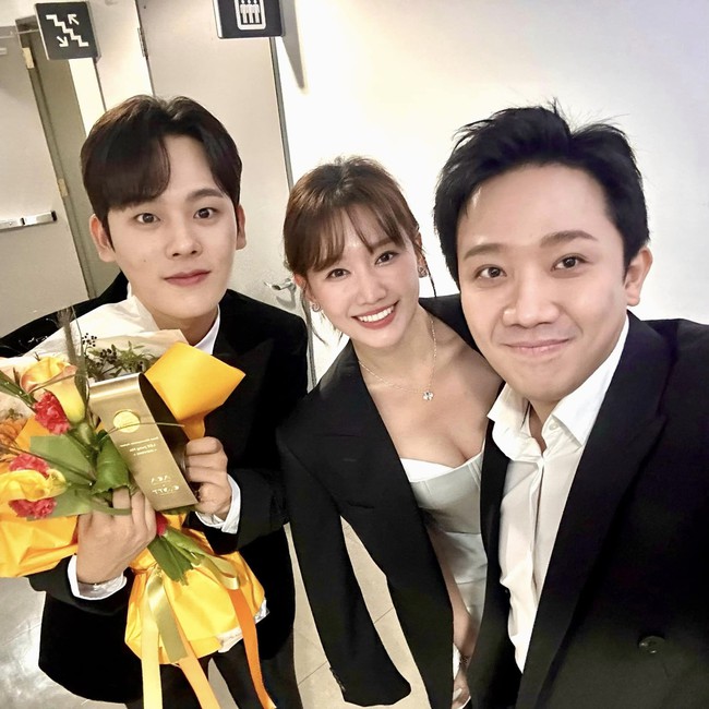 Trấn Thành - Hari Won check-in bên 'kẻ thù' của Song Hye Kyo, biểu cảm gây chú ý khi nhận giải tại LHP Busan - Ảnh 4.