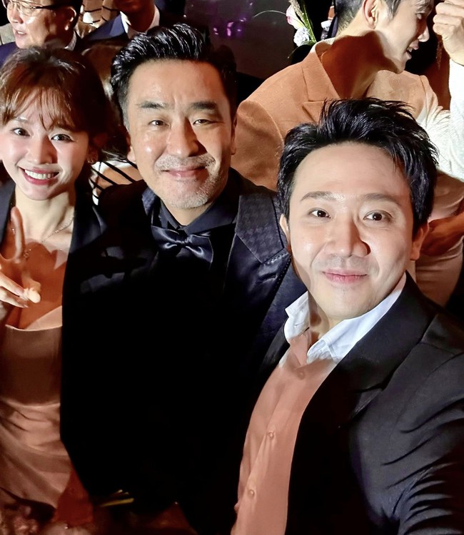 Trấn Thành - Hari Won check-in bên 'kẻ thù' của Song Hye Kyo, biểu cảm gây chú ý khi nhận giải tại LHP Busan - Ảnh 3.