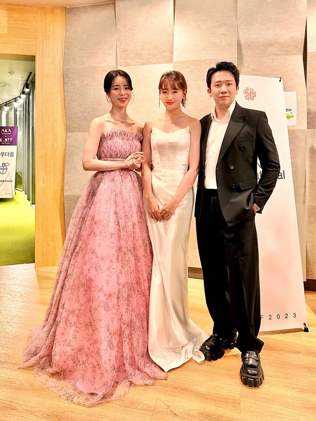 Trấn Thành - Hari Won check-in bên 'kẻ thù' của Song Hye Kyo, biểu cảm gây chú ý khi nhận giải tại LHP Busan - Ảnh 2.