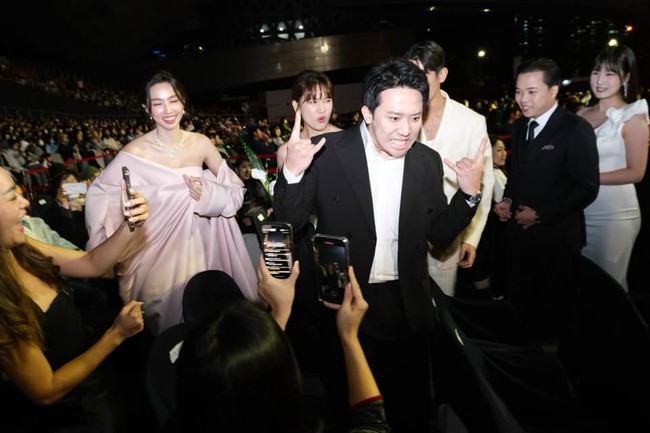 Trấn Thành - Hari Won check-in bên 'kẻ thù' của Song Hye Kyo, biểu cảm gây chú ý khi nhận giải tại LHP Busan - Ảnh 1.