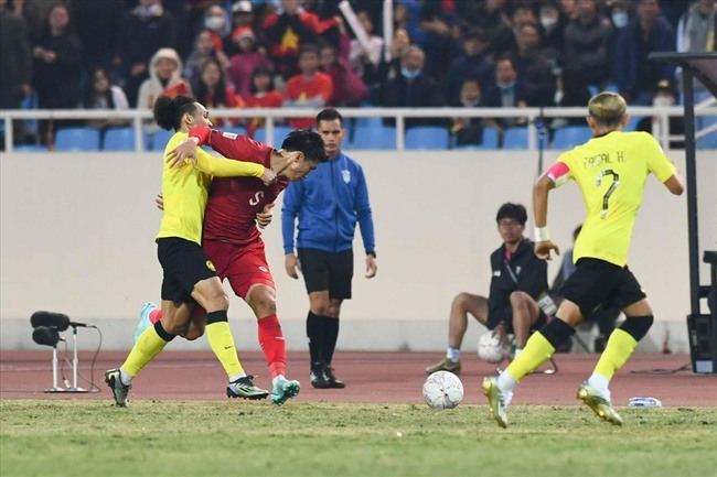 Đoàn Văn Hậu giật cùi chỏ cầu thủ Malaysia khiến fan Việt cũng sợ, bị 'tẩy chay' vì giữ thói quen ở V-League - Ảnh 3.