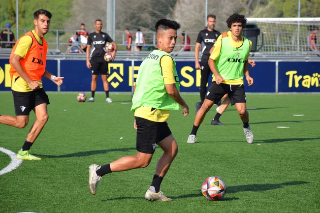 Thủ môn Việt kiều cản phá siêu phẩm của cầu thủ từng ăn tập tại La Liga - Ảnh 3.