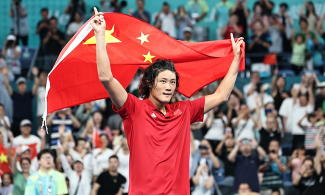 Tay vợt vừa giành HCV ASIAD 2023 đánh bại đối thủ người Mỹ gốc Việt, làm nên lịch sử cho quần vợt Trung Quốc - Ảnh 2.