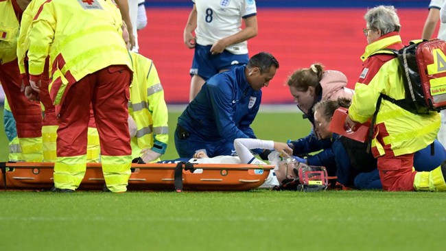 Va chạm kinh hoàng trên sân, nữ tuyển thủ Anh bất tỉnh, phải thở oxy - Ảnh 2.