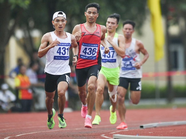 Nguyễn Văn Lai (áo đỏ) đặt mục tiêu chạy marathon dưới 2 giờ 25 phút