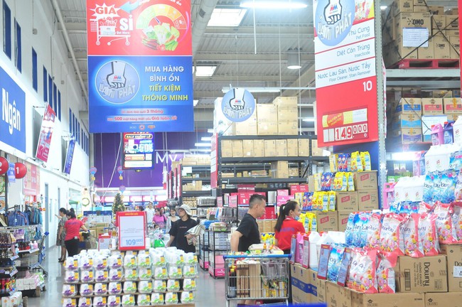 Siêu thị MM Mega Market bình ổn giá hơn 1000 mặt hàng thiết yếu - Ảnh 1.