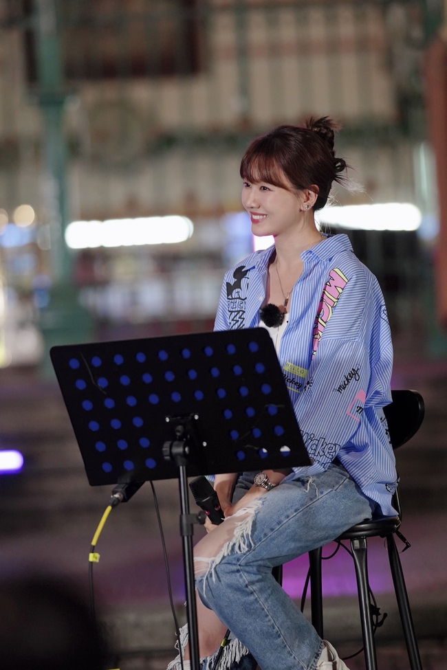Bà xã Trấn Thành ra mắt bài hát mới trong show du lịch kết nối Việt - Hàn - Ảnh 4.