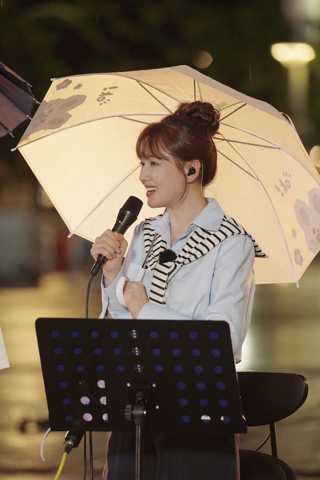 Bà xã Trấn Thành ra mắt bài hát mới trong show du lịch kết nối Việt - Hàn - Ảnh 2.