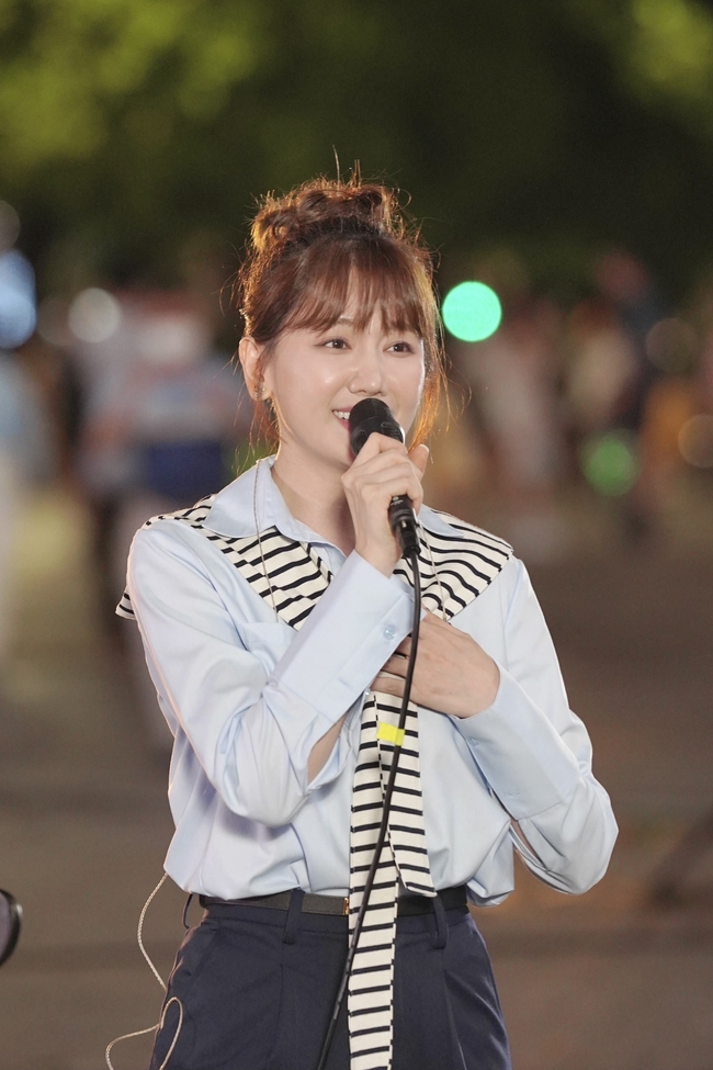 Bà xã Trấn Thành ra mắt bài hát mới trong show du lịch kết nối Việt - Hàn - Ảnh 1.