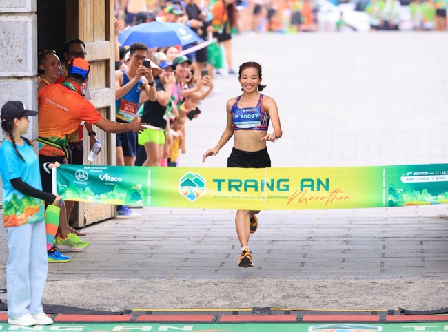 Nguyễn Thị Oanh về nhất và phá kỷ lục tại Trang An Marathon 2023 - Ảnh 2.