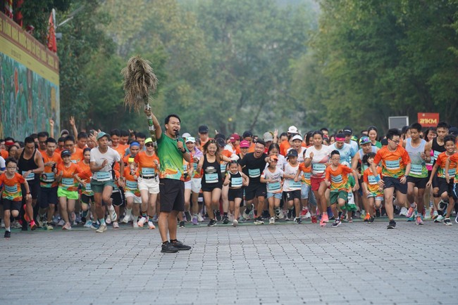 Nguyễn Thị Oanh về nhất và phá kỷ lục tại Trang An Marathon 2023 - Ảnh 4.