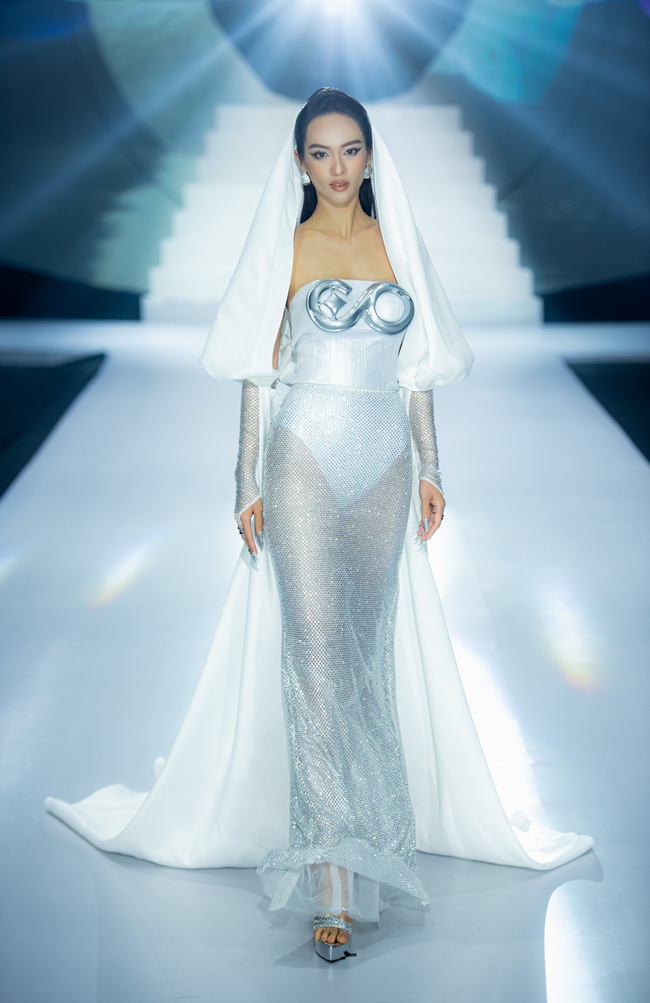 Top 59 Miss Cosmo Vietnam 2023 chuyên nghiệp trên sàn diễn thời trang - Ảnh 3.