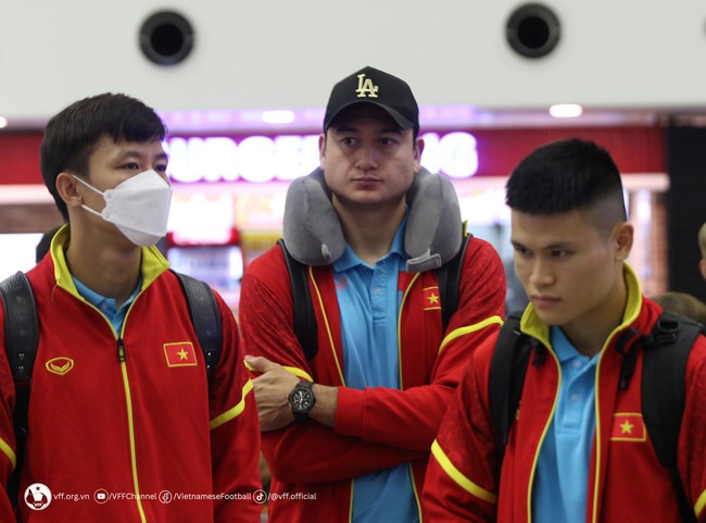 Vượt giá rét, đội tuyển Việt Nam lên đường thi đấu vòng loại World Cup - Ảnh 2.