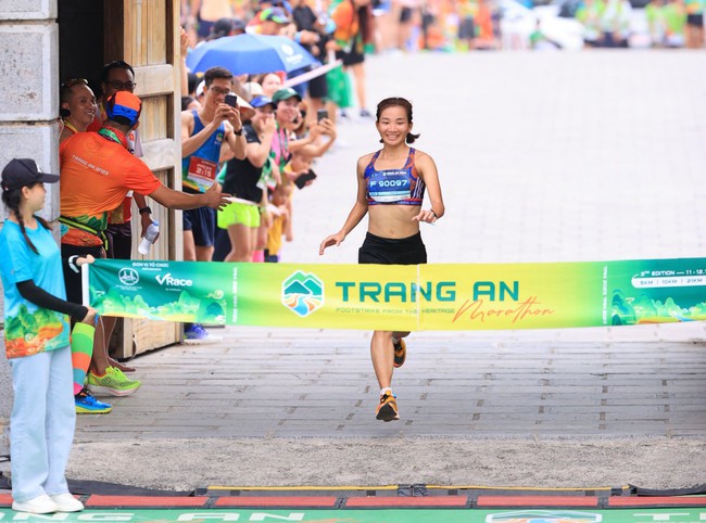 Nữ hoàng điền kinh Nguyễn Thị Oanh 'vô đối' ở nội dung 42km nữ, đạt thành tích tốt hơn nhà vô địch nam người Nhật Bản - Ảnh 2.