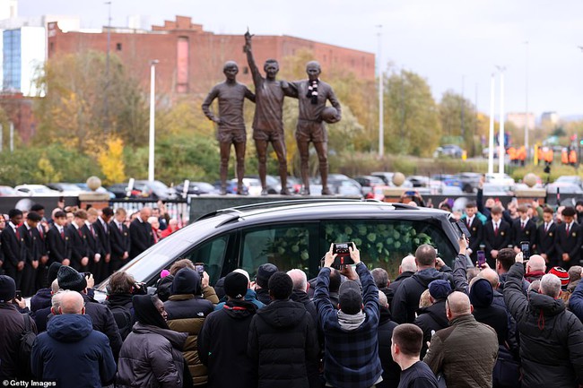 CHÙM ẢNH Các huyền thoại MU và Sir Alex đượm buồn ngày đưa tang Sir Bobby Charlton - Ảnh 12.