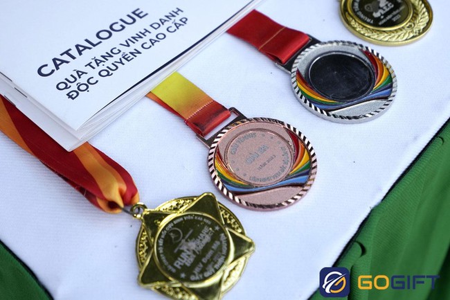 Gogift - Nhà tài trợ cúp vinh danh, bảng vinh danh các VĐV tại Trang An Marathon 2023 - Ảnh 1.