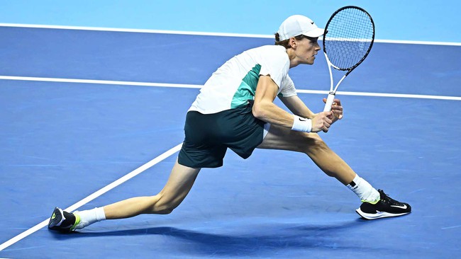 Sinner không 'buông', giúp Djokovic lách qua khe cửa hẹp giành vé vào bán kết ATP Finals 2023 - Ảnh 2.