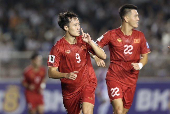 Văn Toàn ghi bàn sau pha tranh nhau sút hy hữu của 2 cầu thủ Việt Nam - Ảnh 3.