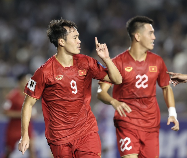 Văn Toàn ghi bàn, tuyển Việt Nam (áo đỏ) đánh bại Philippines 2-0 trong trận ra quân ở vòng loại thứ 2 World Cup 2026. Ảnh: Hoàng Linh