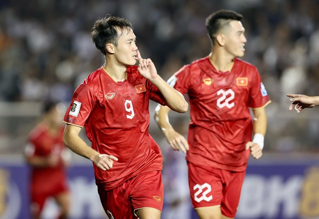Tin nóng bóng đá Việt 11/12: Tỷ lệ đi tiếp của ĐT Việt Nam tại Asian Cup, Tiến Linh được HLV khen - Ảnh 2.