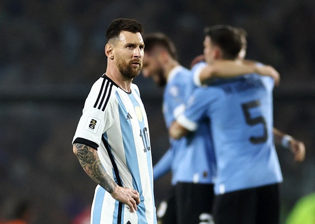 Vòng loại World Cup 2026 Nam Mỹ: Messi bất lực, Argentina nối Brazil cùng thua - Ảnh 2.