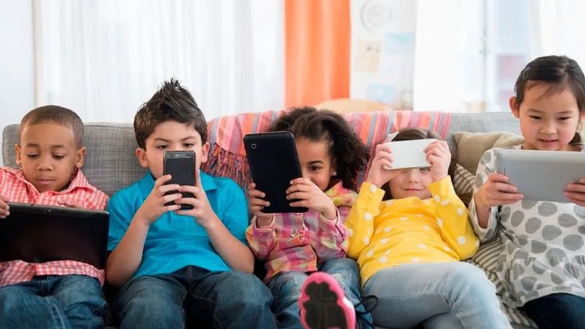 Trẻ có biểu hiện hung hăng hơn khi nghiện lướt mạng xã hội - Ảnh 1.