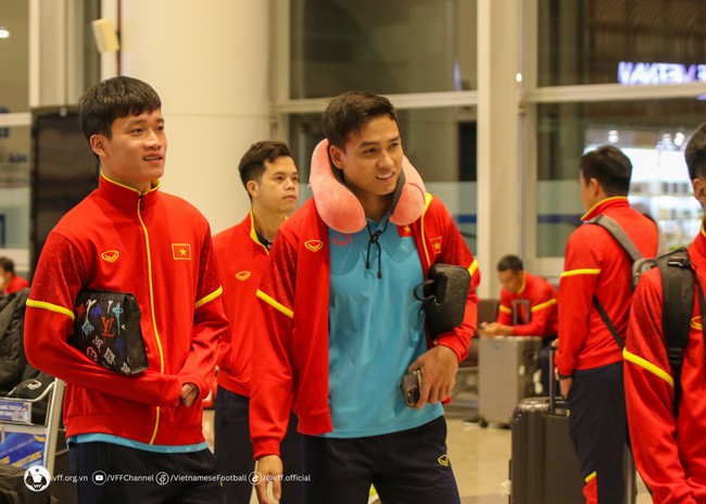 Đội tuyển Việt Nam rạng rỡ về nước sau trận thắng Philippines - Ảnh 2.