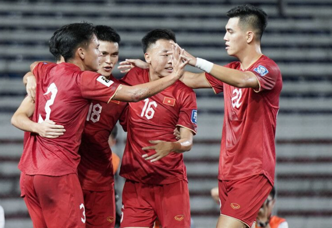 Tin nóng bóng đá Việt tối 20/11: HLV Troussier được báo nước ngoài khen, AFC đề cao ĐT Việt Nam - Ảnh 3.