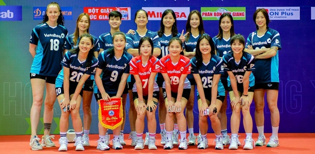 Hà Thị Hoa (thứ 4 từ trái qua phải, hàng sau) cùng Ngân hàng Công thương giành vị trí thứ 5 chung cuộc ở giải VĐQG 2023