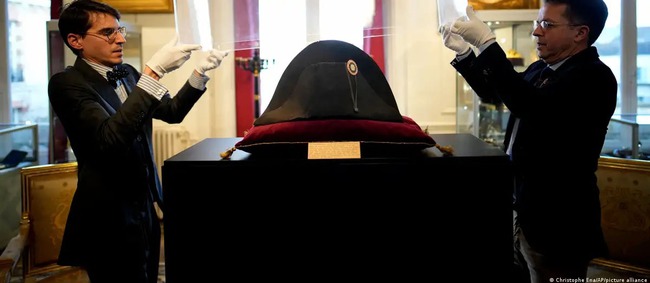 Mũ của Napoléon được bán đấu giá với giá kỷ lục 1,9 triệu euro ở Paris - Ảnh 1.