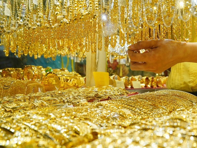 Giá vàng sáng 20/11 giao dịch quanh mốc gần 71 triệu đồng/lượng - Ảnh 1.