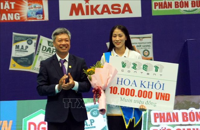 Đội bóng chuyền Việt Nam nhận mưa tiền thưởng trong ngày Kiều Trinh lập cú đúp Hoa khôi  - Ảnh 3.