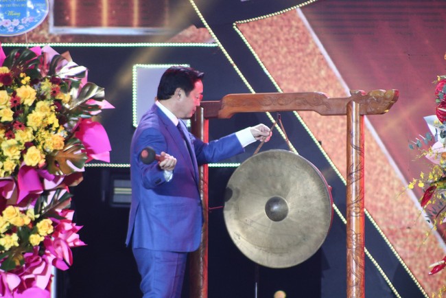 Phó Thủ tướng Trần Hồng Hà đánh cồng khai mạc Liên hoan phim Việt Nam lần thứ XXIII - Ảnh 4.