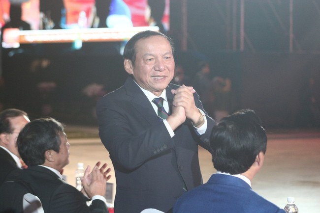 Phó Thủ tướng Trần Hồng Hà đánh cồng khai mạc Liên hoan phim Việt Nam lần thứ XXIII - Ảnh 2.