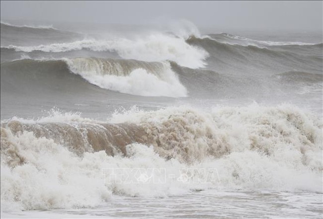 Gió mạnh, sóng lớn trên biển, cảnh báo rủi ro thiên tai cấp 2 - Ảnh 1.