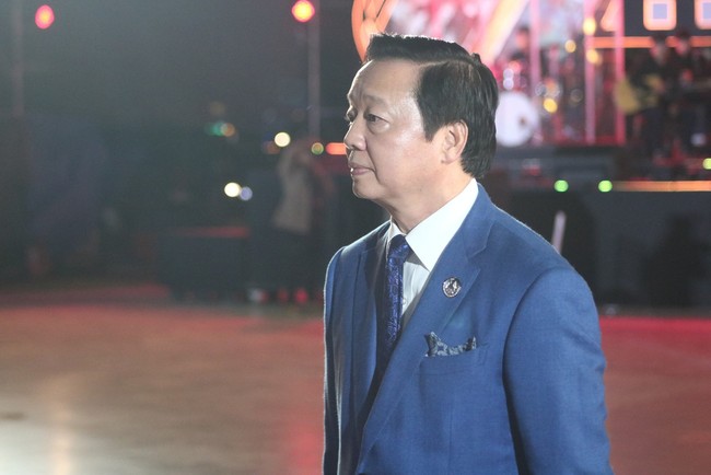 Phó Thủ tướng Trần Hồng Hà đánh cồng khai mạc Liên hoan phim Việt Nam lần thứ XXIII - Ảnh 1.