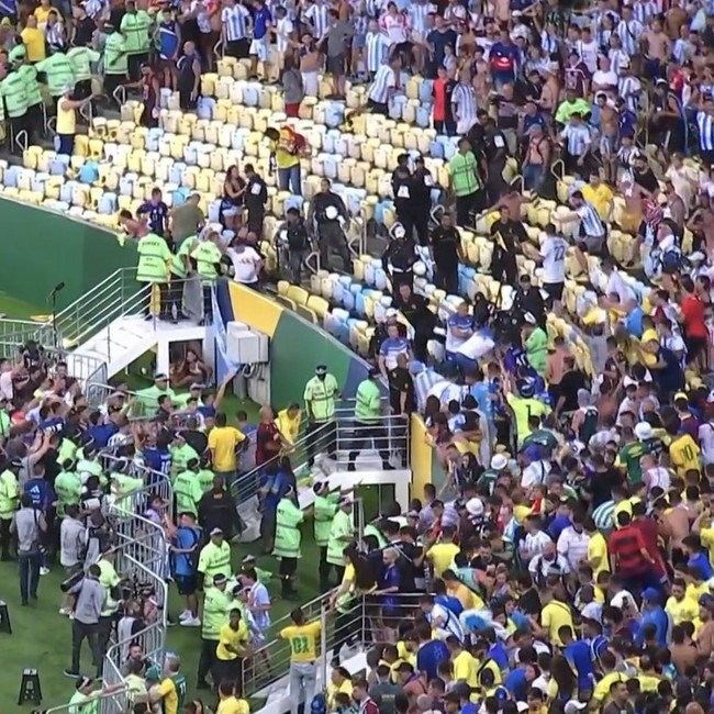 Trận Brazil vs Argentina bị tạm hoãn vì sự cố bất ngờ trên khán đài - Ảnh 3.