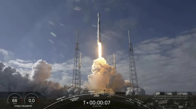 SpaceX phóng thêm 23 vệ tinh Internet Starlink lên vũ trụ - Ảnh 1.