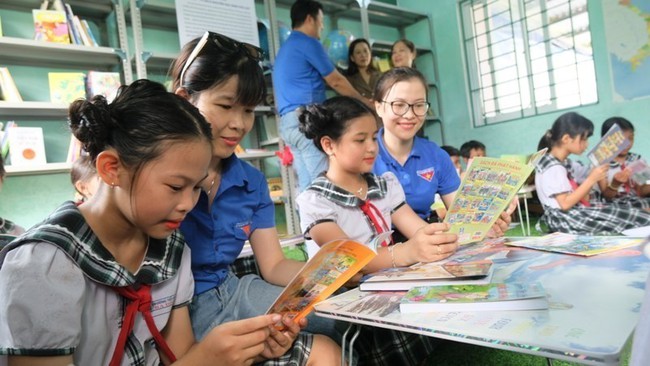 'Tủ sách Đinh Hữu Dư' đến với học sinh vùng cao tỉnh Điện Biên - Ảnh 1.