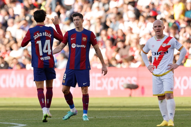 Barcelona: Bước lùi trong hành trình bảo vệ ngôi vô địch - Ảnh 1.