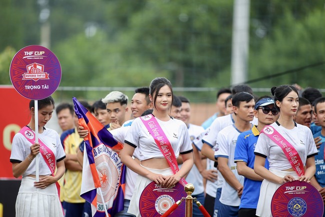 Dàn &quot;hotgirl&quot; khuấy động ngày hội bóng đá Thanh Hoá tại miền Nam - Ảnh 1.