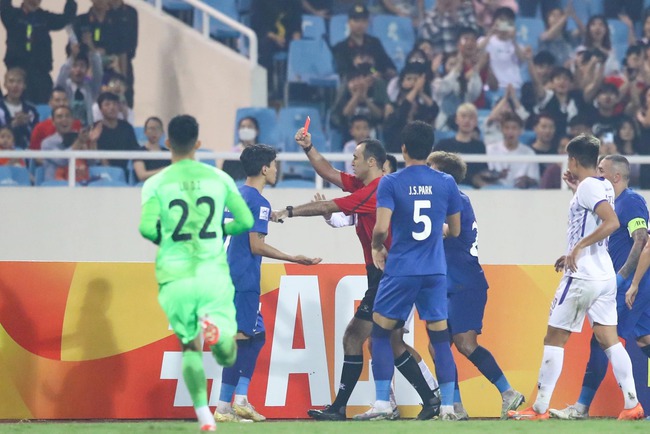 'Ronaldo Trung Quốc' bị AFC phạt nặng vì đá vào mặt Xuân Mạnh trong trận thua Hà Nội FC - Ảnh 3.