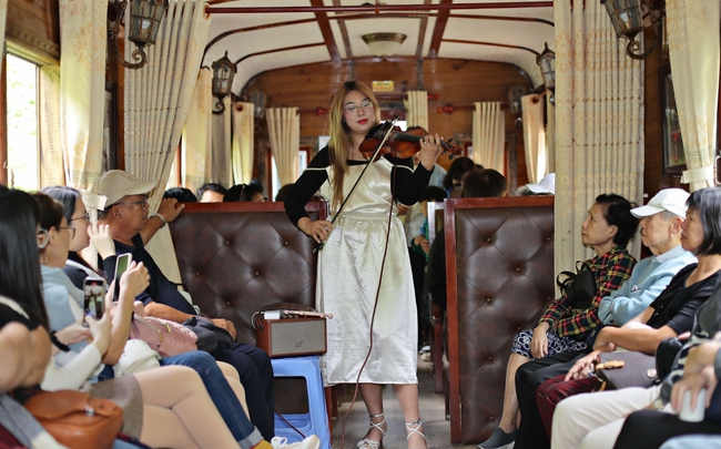 Biểu diễn âm nhạc miễn phí trên các chuyến xe lửa cổ tại Đà Lạt - Ảnh 1.