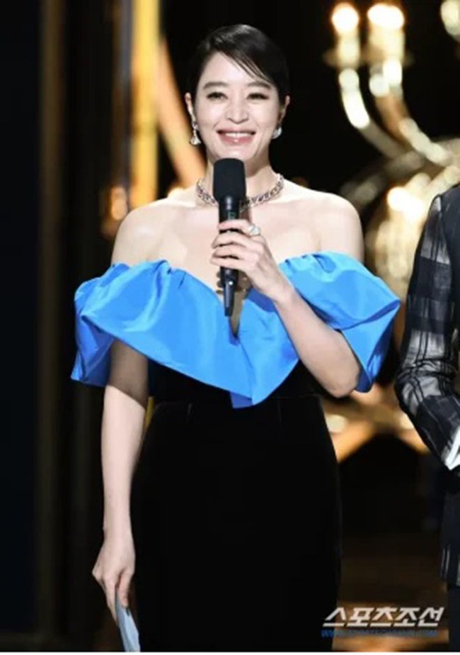 Kim Hye Soo hút mắt với diện mạo 'ngút ngàn', chia tay vai trò MC lễ trao giải Điện ảnh Rồng xanh sau 30 năm - Ảnh 3.