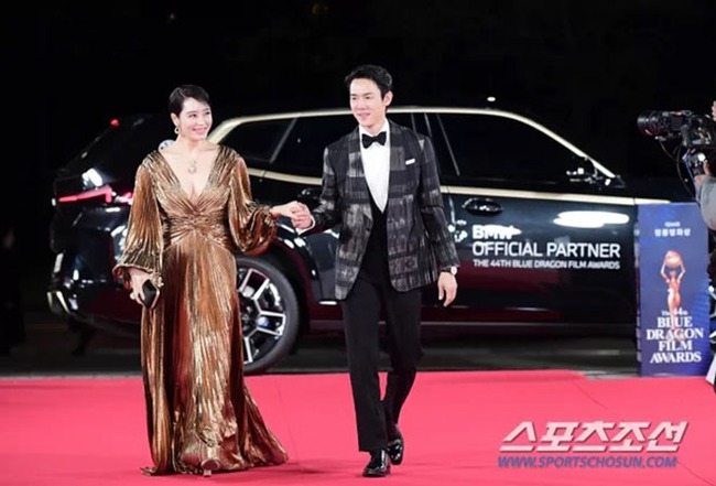 Kim Hye Soo hút mắt với diện mạo 'ngút ngàn', chia tay vai trò MC lễ trao giải Điện ảnh Rồng xanh sau 30 năm - Ảnh 2.