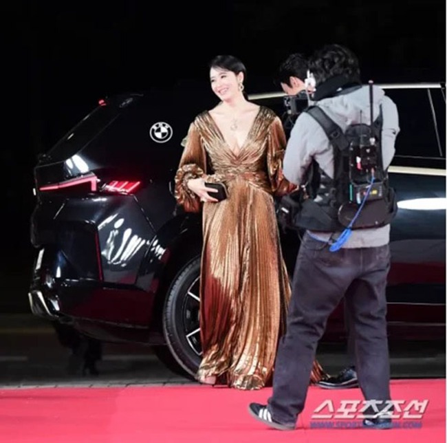 Kim Hye Soo hút mắt với diện mạo 'ngút ngàn', chia tay vai trò MC lễ trao giải Điện ảnh Rồng xanh sau 30 năm - Ảnh 1.