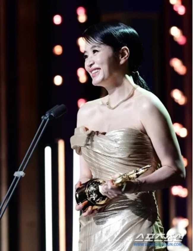 Kim Hye Soo hút mắt với diện mạo 'ngút ngàn', chia tay vai trò MC lễ trao giải Điện ảnh Rồng xanh sau 30 năm - Ảnh 7.