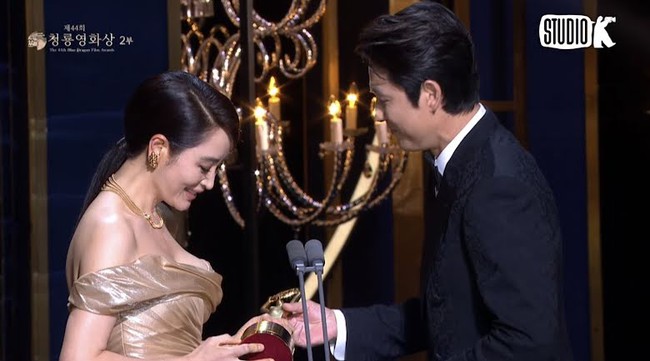 Kim Hye Soo hút mắt với diện mạo 'ngút ngàn', chia tay vai trò MC lễ trao giải Điện ảnh Rồng xanh sau 30 năm - Ảnh 4.